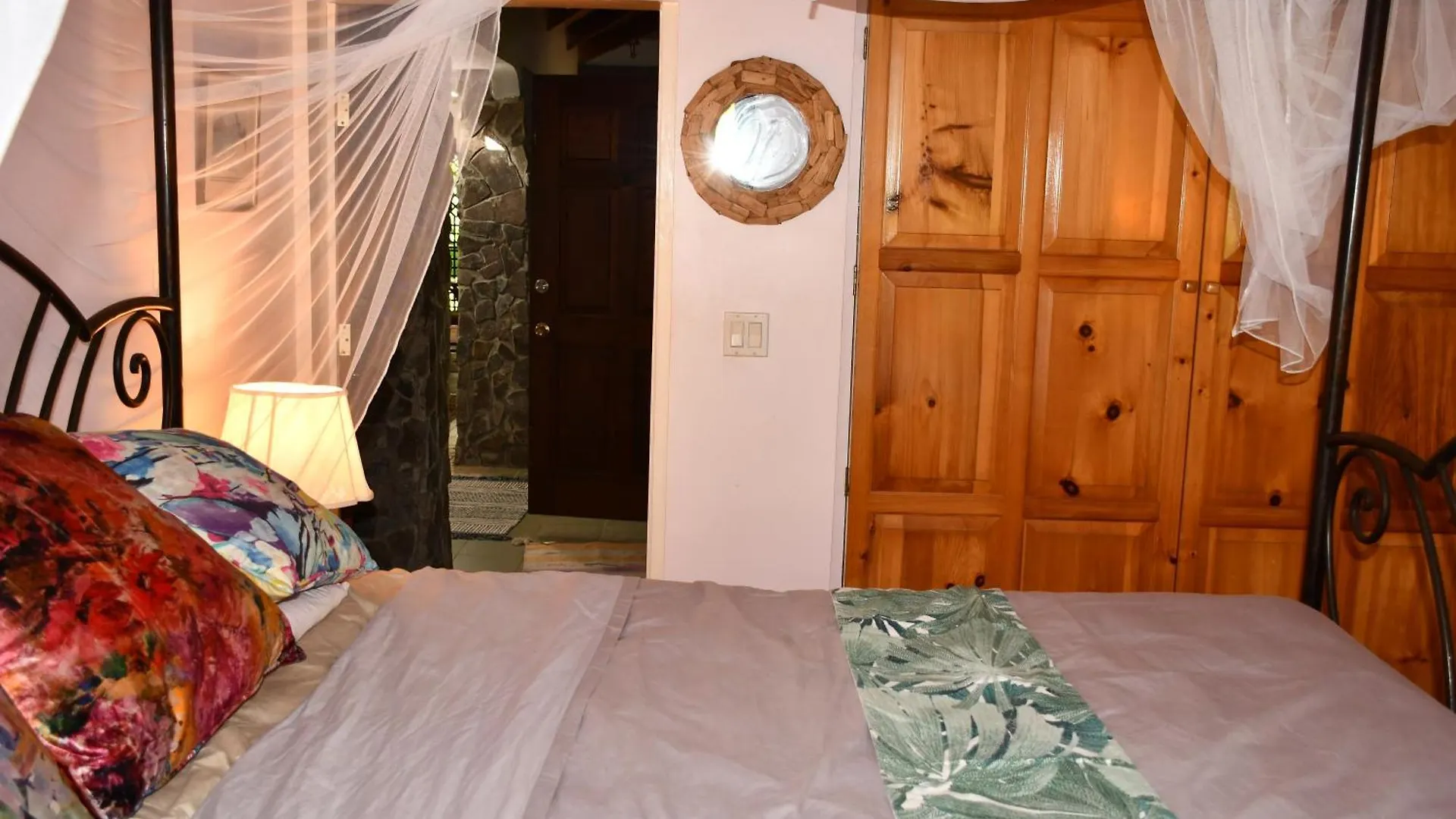 Lejlighed King Room Bed And Breakfast Main House Tanetane Dominica